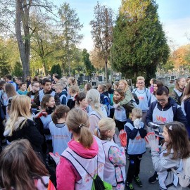 Wolontariusze sprzątali Cmentarz Komunalny. Kolejny piękny gest legniczan