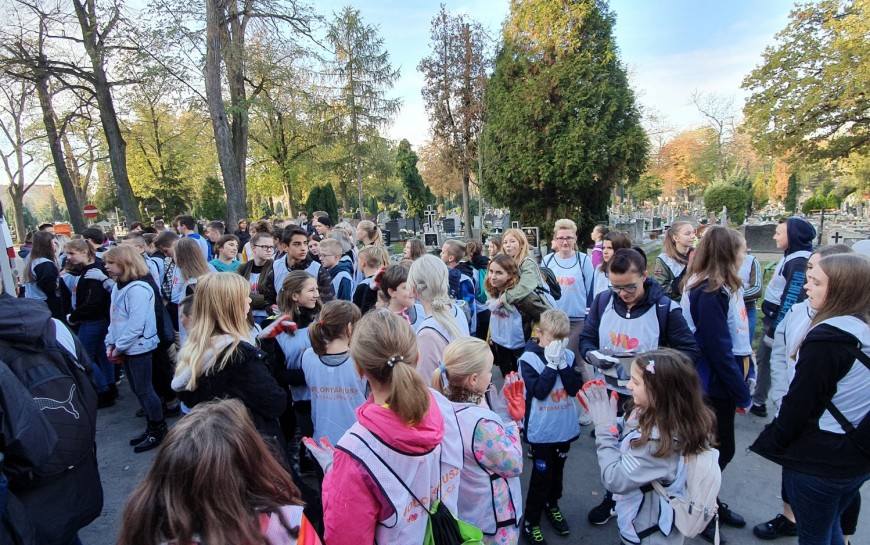 Wolontariusze sprzątali Cmentarz Komunalny. Kolejny piękny gest legniczan