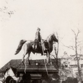 Jak runął król o złośliwym obliczu? Poznaj historię miasta