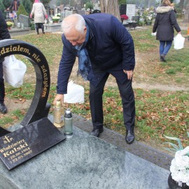 powiększ zdjęcie: Prezydent uczcił pamięć legniczan zapalając znicze na ich grobach