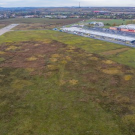 Miasto sprzedaje kolejną działkę na byłym lotnisku. Czekamy na inwestora