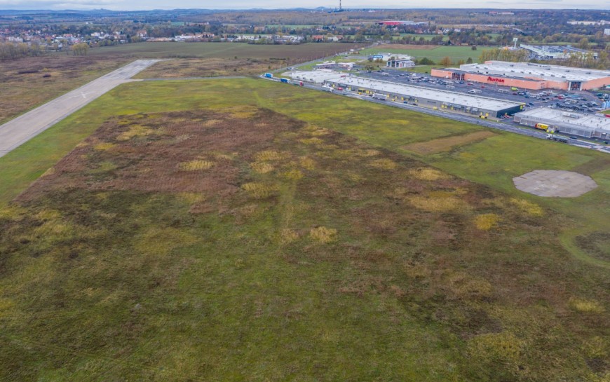 Miasto sprzedaje kolejną działkę na byłym lotnisku. Czekamy na inwestora
