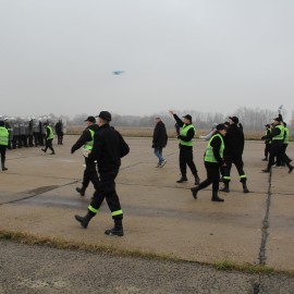 powiększ zdjęcie: Ćwiczenia na byłym lotnisku. Legniccy policjanci rozproszyli agresywny tłum