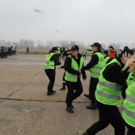 powiększ zdjęcie: Ćwiczenia na byłym lotnisku. Legniccy policjanci rozproszyli agresywny tłum