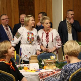 powiększ zdjęcie: Przedstawiciele mniejszości spotkali się przy świątecznym stole