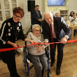 powiększ zdjęcie: Piękny Kącik Babci i Dziadka w legnickim DPS