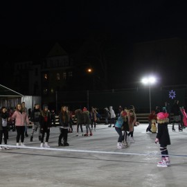 Świętuj sportowo i rekreacyjnie na legnickich basenach i lodowisku. Nie siedź w domu