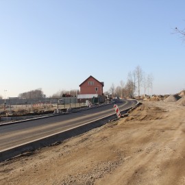 powiększ zdjęcie: Przebudowa ul. Szczytnickiej. Jest już pierwsza warstwa asfaltu