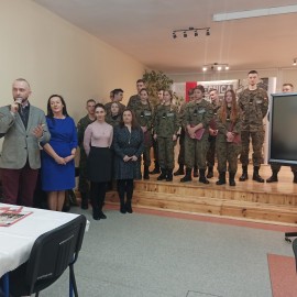 powiększ zdjęcie: Młodzież spotkała się z kombatantami w rocznicę walk o Legnicę