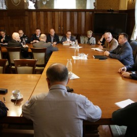 powiększ zdjęcie: W Legnicy zebrał się sztab kryzysowy