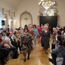 powiększ zdjęcie: Wspaniały koncert dla legniczanek, wielka wymianka i pokaz mody