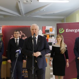powiększ zdjęcie: Nagrody za najpiękniejszą iluminację świąteczną trafiły już do potrzebujących