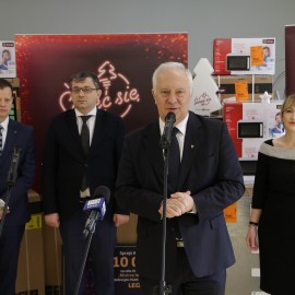 powiększ zdjęcie: Nagrody za najpiękniejszą iluminację świąteczną trafiły już do potrzebujących