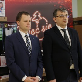 powiększ zdjęcie: Nagrody za najpiękniejszą iluminację świąteczną trafiły już do potrzebujących