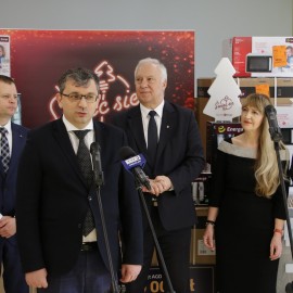 powiększ zdjęcie: Nagrody za najpiękniejszą iluminację świąteczną trafiły już do potrzebujących