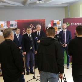 powiększ zdjęcie: Nagrody za najpiękniejszą iluminację świąteczną trafiły już do potrzebujących
