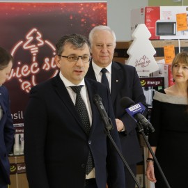 powiększ zdjęcie: Nagrody za najpiękniejszą iluminację świąteczną trafiły już do potrzebujących