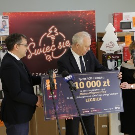 powiększ zdjęcie: Nagrody za najpiękniejszą iluminację świąteczną trafiły już do potrzebujących