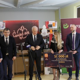 powiększ zdjęcie: Nagrody za najpiękniejszą iluminację świąteczną trafiły już do potrzebujących