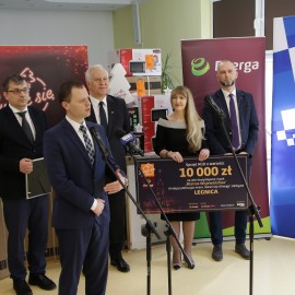 powiększ zdjęcie: Nagrody za najpiękniejszą iluminację świąteczną trafiły już do potrzebujących