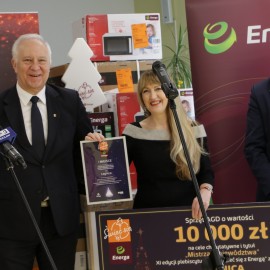 powiększ zdjęcie: Nagrody za najpiękniejszą iluminację świąteczną trafiły już do potrzebujących