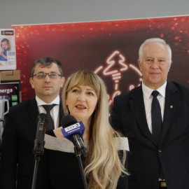 powiększ zdjęcie: Nagrody za najpiękniejszą iluminację świąteczną trafiły już do potrzebujących