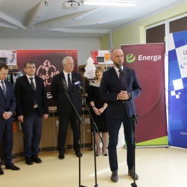 powiększ zdjęcie: Nagrody za najpiękniejszą iluminację świąteczną trafiły już do potrzebujących