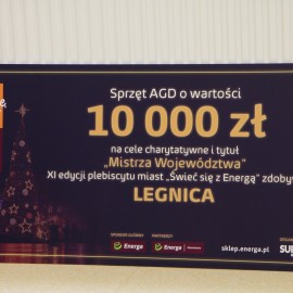 powiększ zdjęcie: Nagrody za najpiękniejszą iluminację świąteczną trafiły już do potrzebujących