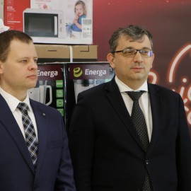 powiększ zdjęcie: Nagrody za najpiękniejszą iluminację świąteczną trafiły już do potrzebujących