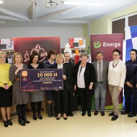 powiększ zdjęcie: Nagrody za najpiękniejszą iluminację świąteczną trafiły już do potrzebujących