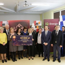 powiększ zdjęcie: Nagrody za najpiękniejszą iluminację świąteczną trafiły już do potrzebujących