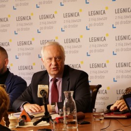 powiększ zdjęcie: Rząd zawiesił w całym kraju funkcjonowanie szkół, przedszkoli, żłobków
