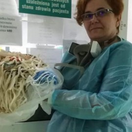 Fantastyczne panie zostały w domu i szyją maseczki dla szpitali
