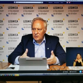 powiększ zdjęcie: Prezydent Legnicy i szef sanepidu odpowiadali na pytania legniczan