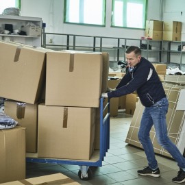powiększ zdjęcie: Kolejne dostawy sprzętu ochronnego dla legnickiego szpitala i ośrodków pomocy