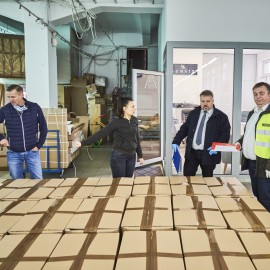 powiększ zdjęcie: Kolejne dostawy sprzętu ochronnego dla legnickiego szpitala i ośrodków pomocy