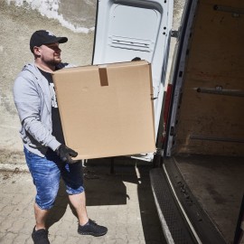 powiększ zdjęcie: Kolejne dostawy sprzętu ochronnego dla legnickiego szpitala i ośrodków pomocy