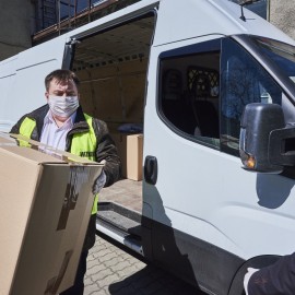 powiększ zdjęcie: Kolejne dostawy sprzętu ochronnego dla legnickiego szpitala i ośrodków pomocy