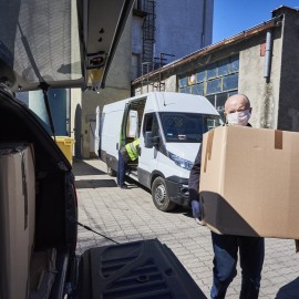 powiększ zdjęcie: Kolejne dostawy sprzętu ochronnego dla legnickiego szpitala i ośrodków pomocy