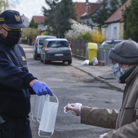 Rozdajemy maseczki dla potrzebujących legniczan