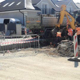 powiększ zdjęcie: Budowa ulicy Gumińskiego. Podpinanie kanalizacji do kolektora