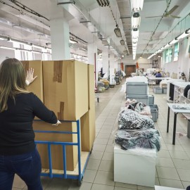 powiększ zdjęcie: Kolejna partia fartuchów ochronnych dla szpitala i ośrodków pomocy