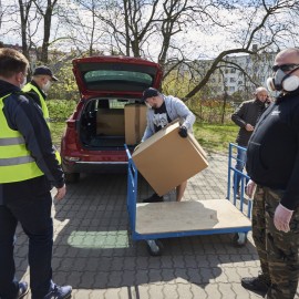powiększ zdjęcie: Kolejna partia fartuchów ochronnych dla szpitala i ośrodków pomocy