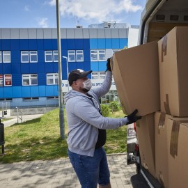 powiększ zdjęcie: Kolejna partia fartuchów ochronnych dla szpitala i ośrodków pomocy