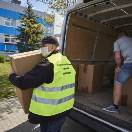 powiększ zdjęcie: Kolejna partia fartuchów ochronnych dla szpitala i ośrodków pomocy