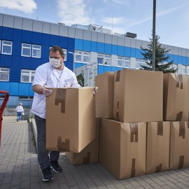 powiększ zdjęcie: Kolejna partia fartuchów ochronnych dla szpitala i ośrodków pomocy