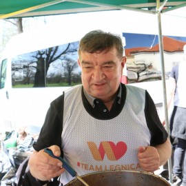 powiększ zdjęcie: Wolontariusze karmią potrzebujących Zupą w Koronie