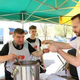 powiększ zdjęcie: Wolontariusze karmią potrzebujących Zupą w Koronie