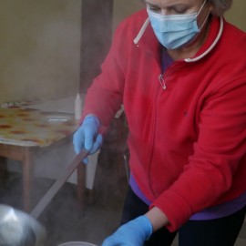 powiększ zdjęcie: Wolontariusze karmią potrzebujących Zupą w Koronie