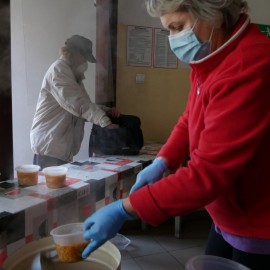 Wolontariusze karmią potrzebujących Zupą w Koronie